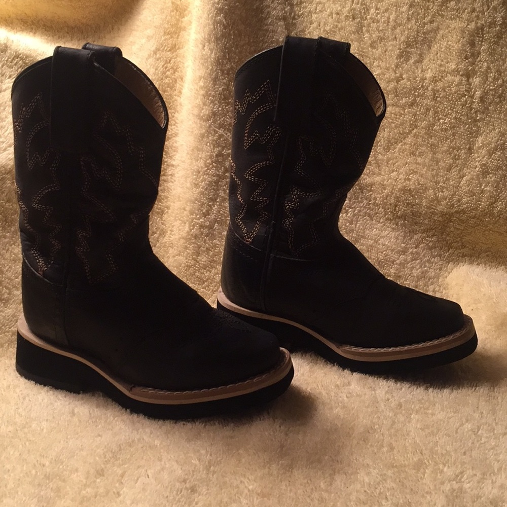 Toddler size 9 Justin’s boots only used two times.